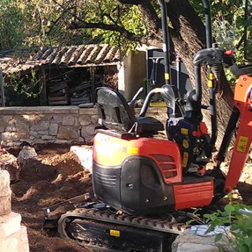 Mérindol - Pendant réfection d'un jardinet : opération délicate pour Jardin Rigaou