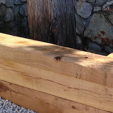 Mérindol - Pendant réfection d'un jardinet avec bordures bois autours d'un cyprès