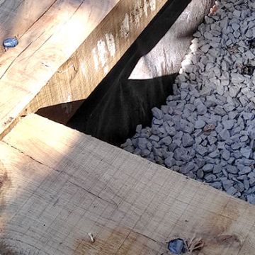 Mérindol - Pendant réfection d'un jardinet avec bordures bois autours d'un cyprès