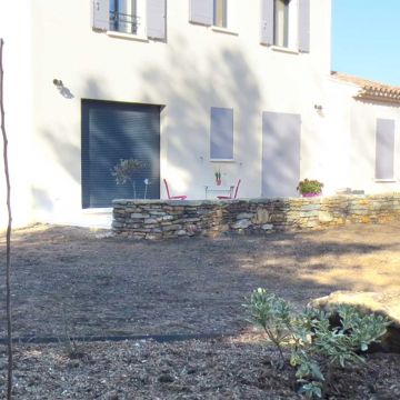 Saint-Cannat - aménagement d'un jardin avec muret de pierres sèches