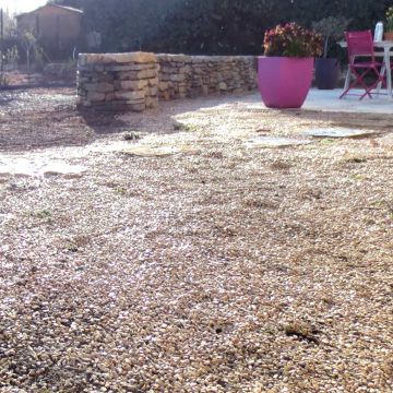 Saint-Cannat - aménagement d'un jardin avec muret de pierres sèches