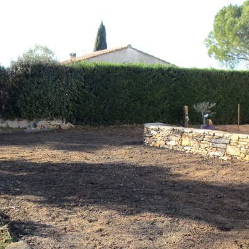 Saint-Cannat - aménagement d'un jardin avec muret de pierres sèches