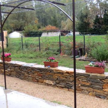 Saint-Cannat - aménagement d'un jardin avec muret de pierres sèches - 3 mois après