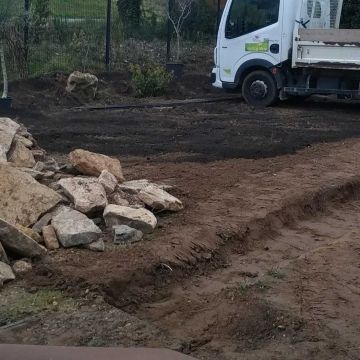 Saint-Cannat - aménagement d'un jardin avec muret de pierres sèches