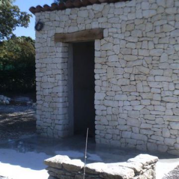 Création d'un cabanon avec parement en pierre à Aix-en-Provence