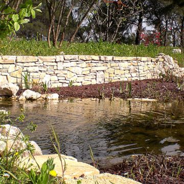 Bassin et muret en pierre