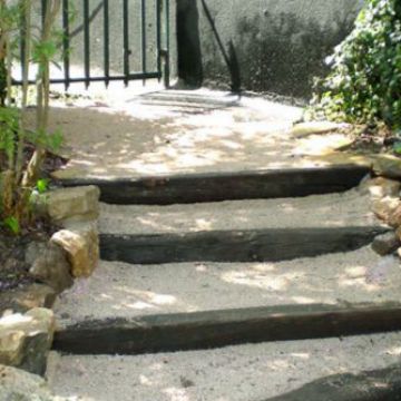 Escaliers en pierre et bois à Saint-Cannat